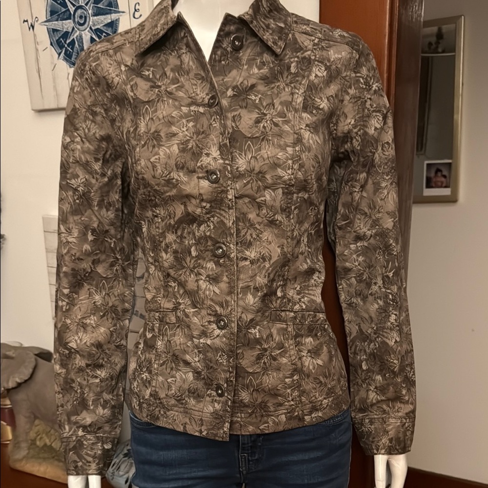 NWT northern reflections size small Floral Brown Button-Up Women's Top